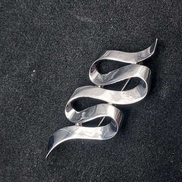 Vintage M Jent Signed Brooch Ribbon Ripple Silver Tone Costume Jewelry - Picture 10 of 10
